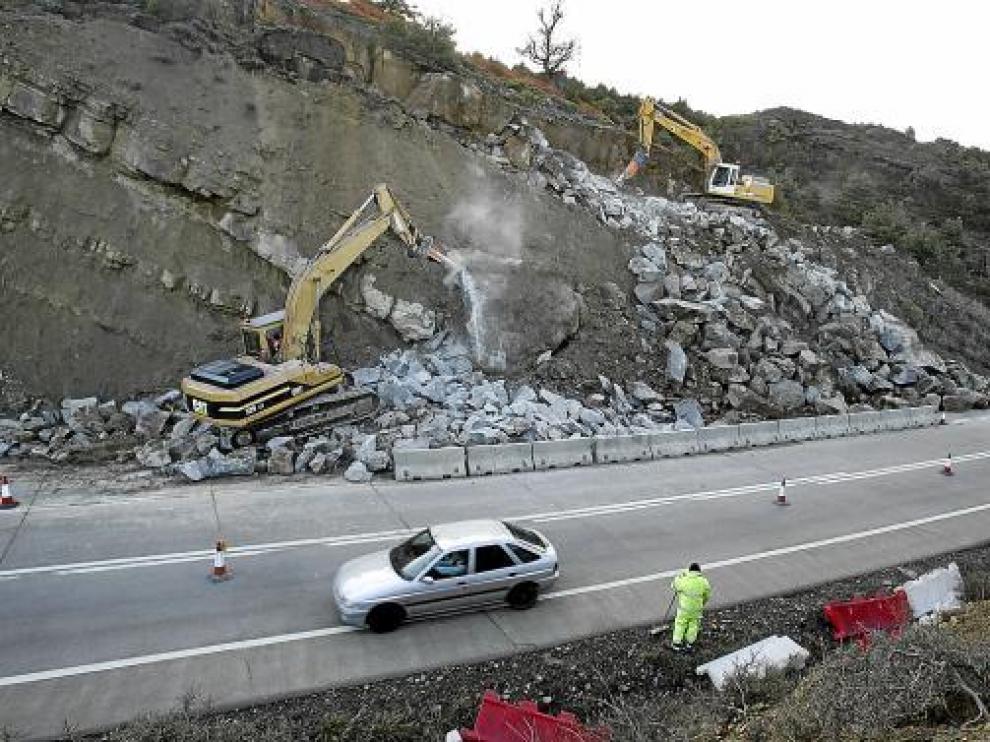 Las máquinas trabajaban ayer para retirar las rocas de la ladera mientras daban paso alternativo.