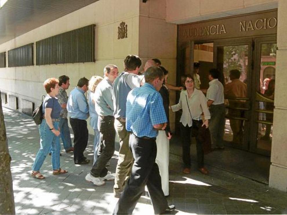 Familiares y amigos de David Pla, el día en que fue juzgado en junio de 2001 en la Audiencia Nacional.
