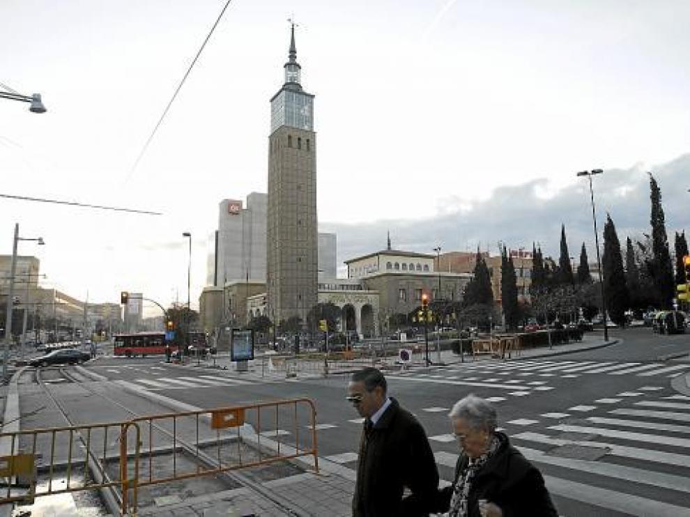 La constructora se ha comprometido a respetar los cipreses, al fondo, de la plaza.