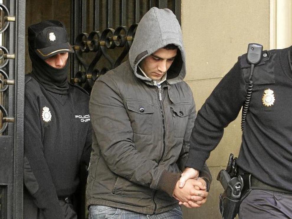 El acusado entró y salió de la Audiencia con una capucha para intentar ocultar su rostro ante los medios de comunicación.