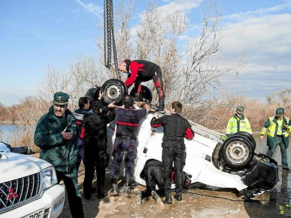 Una grúa de los Bomberos de Zaragoza logró sacar el vehículo del río sobre las 15.40 de ayer.