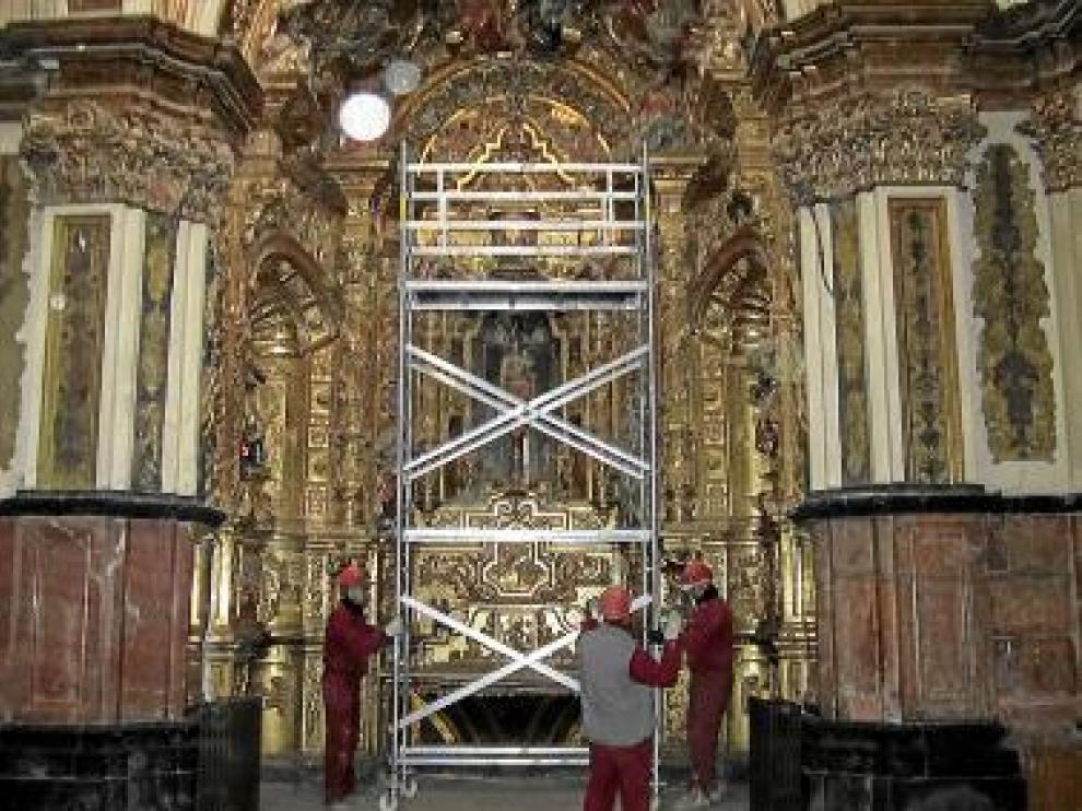 Los operarios instalando andamios en el interior de la catedral