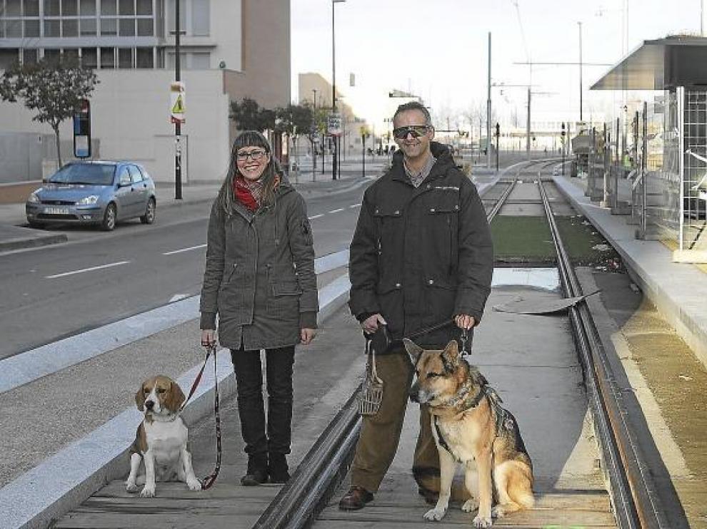 Pilar Badía y su perro Pancho y Alberto López-Bandrés y su perra Tana, ayer en las vías del tranvía del Paseo de los Olvidados.