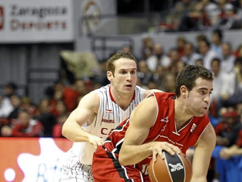 Cabezas se escapa de un jugador del Caja Laboral, el equipo que ahora sigue sus pasos.