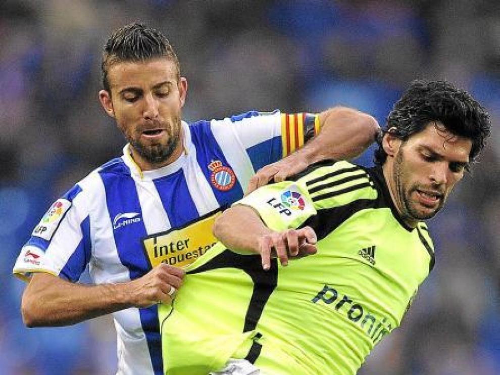 Lafita pugna con Luis García en un lance del partido de anteayer en Barcelona.