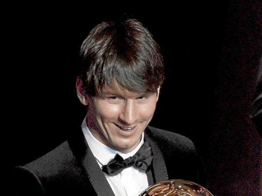 El argentino Leo Messi posa con el segundo 'Balón de Oro' de su carrera.