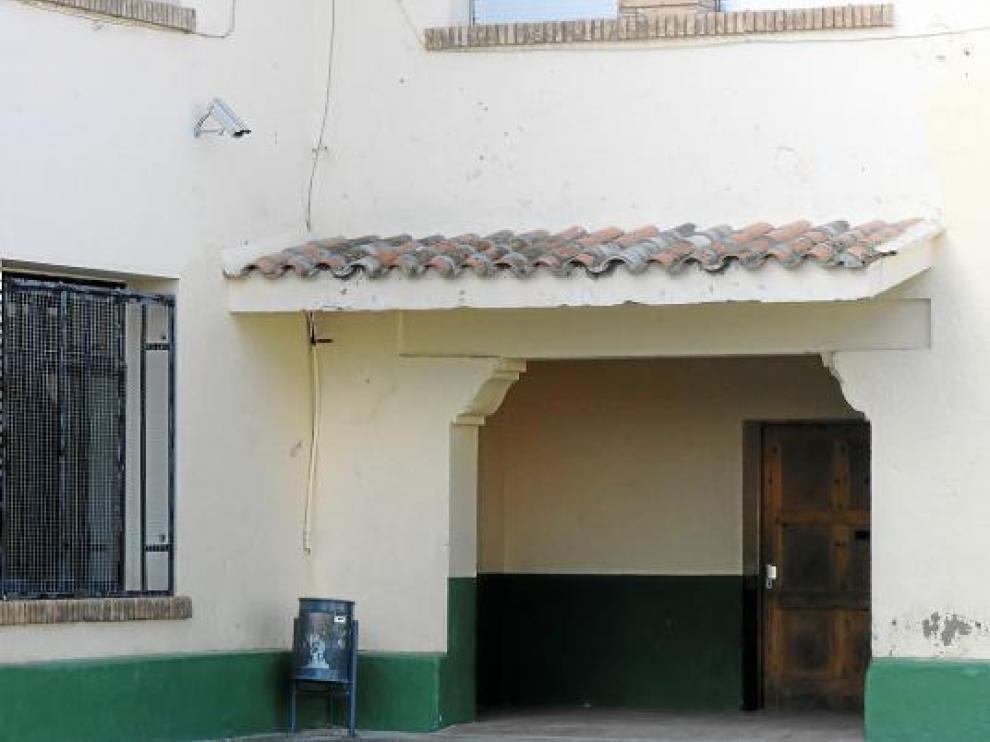 A la izquierda de la imagen, una de las cámaras que vigila la entrada al colegio desde el patio de recreo.