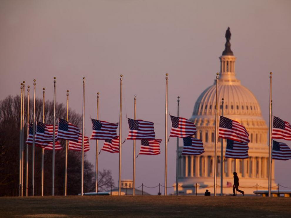 Las banderas ondean a media asta en Washington en señal de duelo por las víctimas