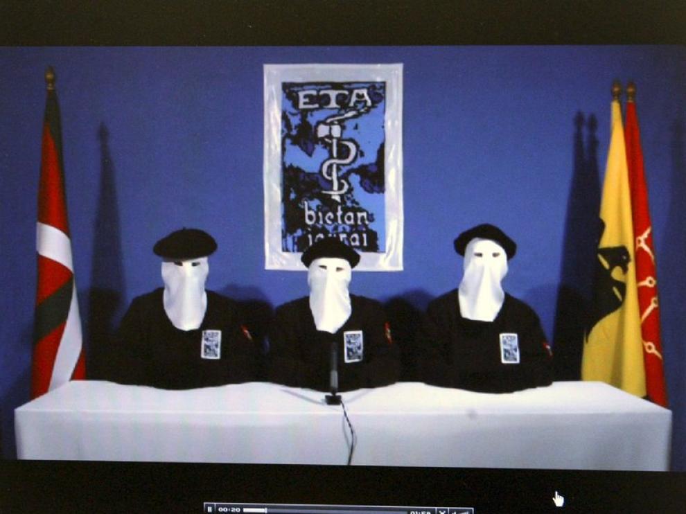 Tres portavoces de ETA leen el comunicado de la banda