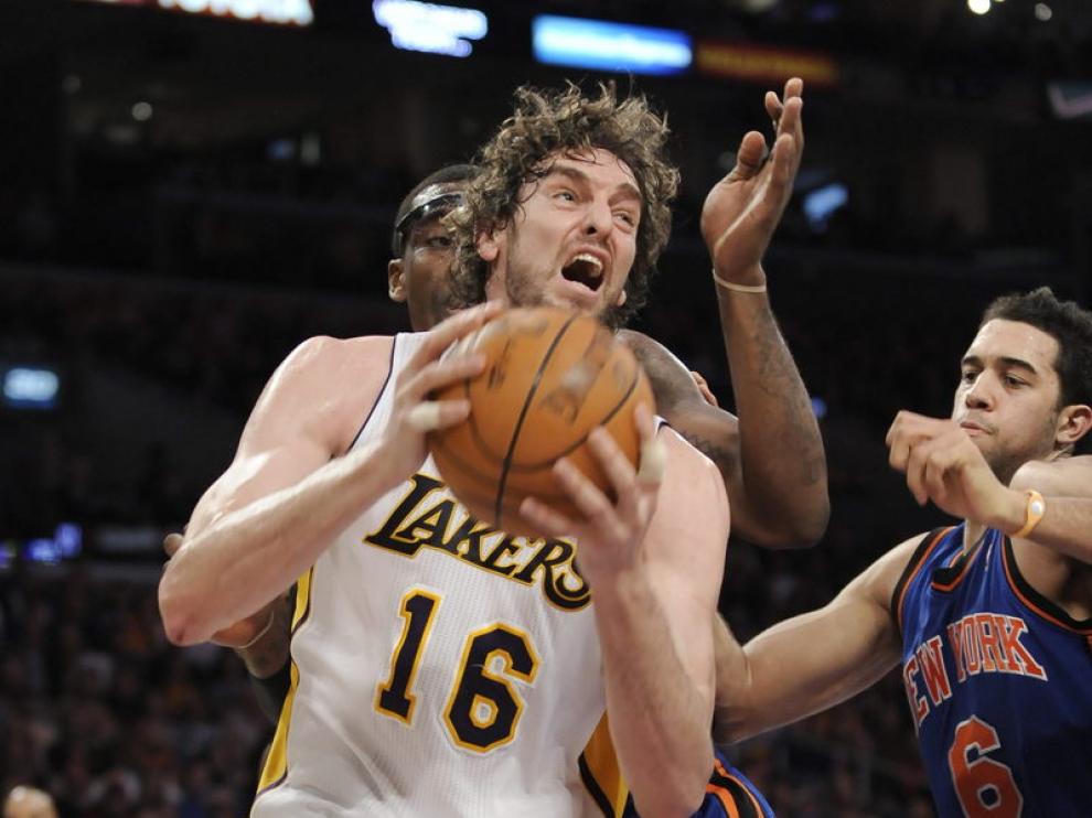 Pau Gasol recibe el marcaje de Landry Fields durante la victoria de los Lakers ante los Knicks