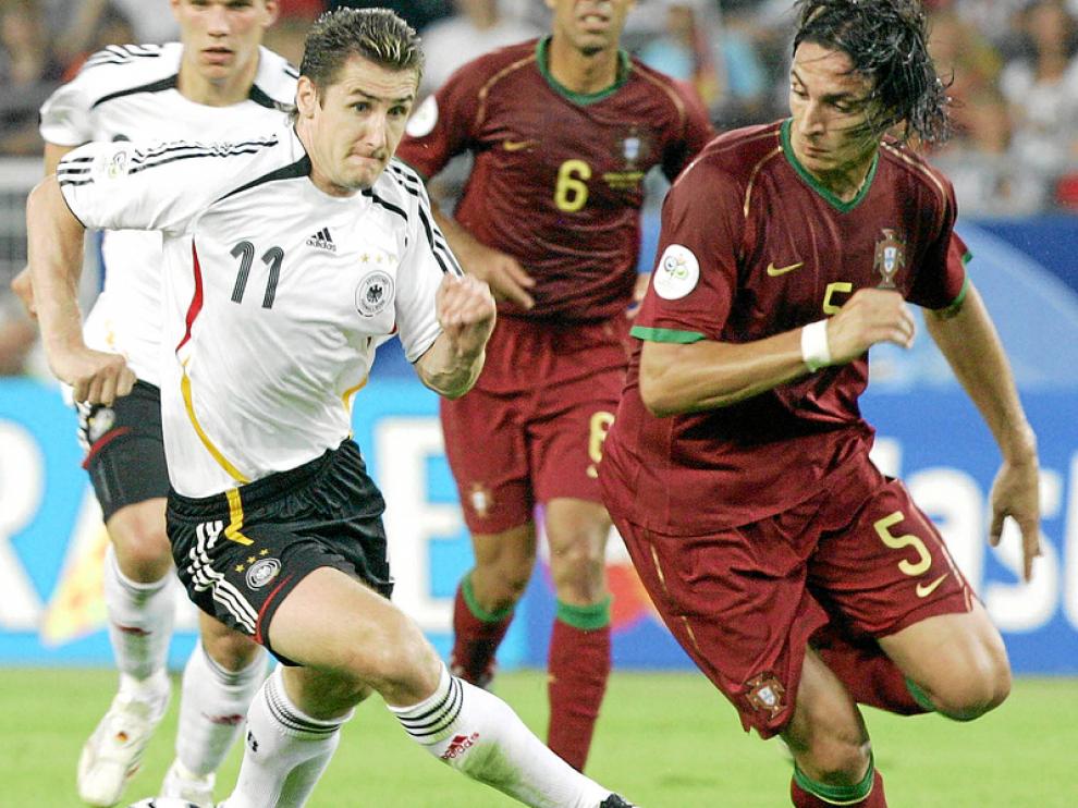 Fernando Meira (derecha) jugó el Mundial de 2006 y la Euro 2008 con Portugal