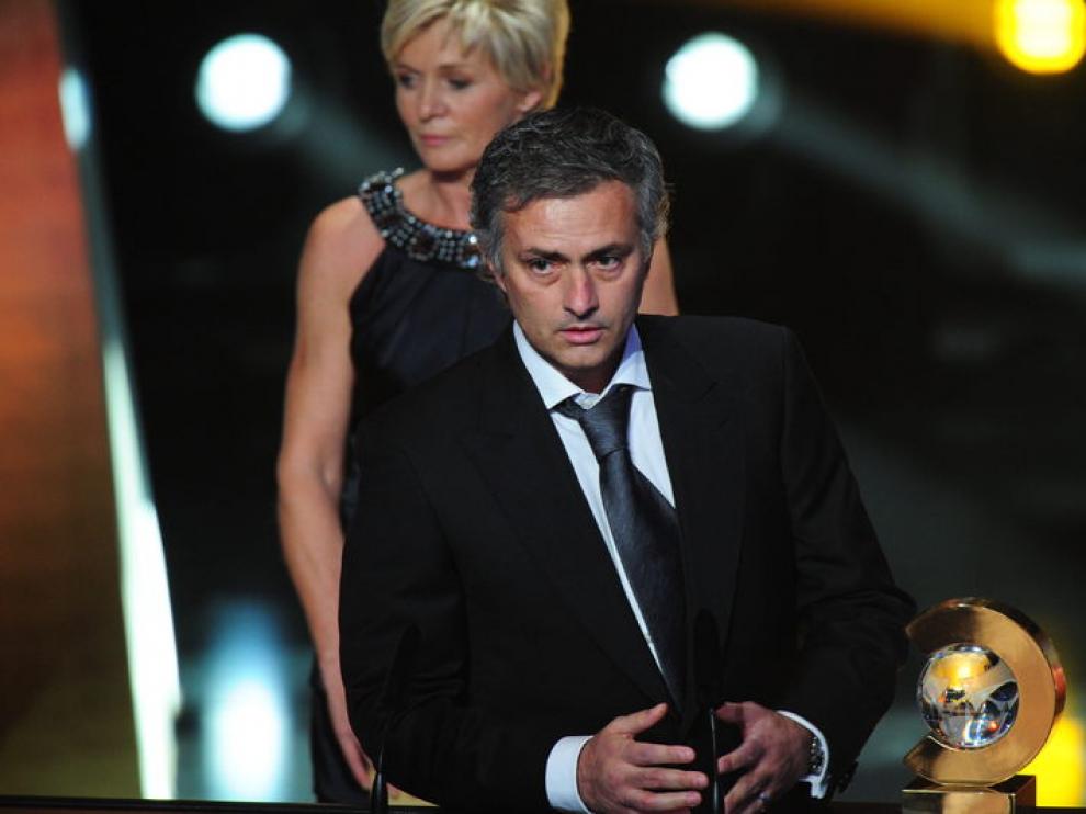Mourinho junto al trofeo.