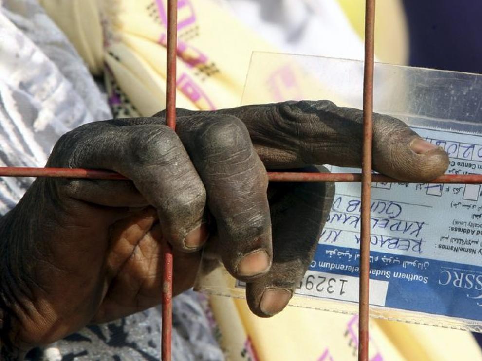 Una sudanesa espera para votar este lunes.