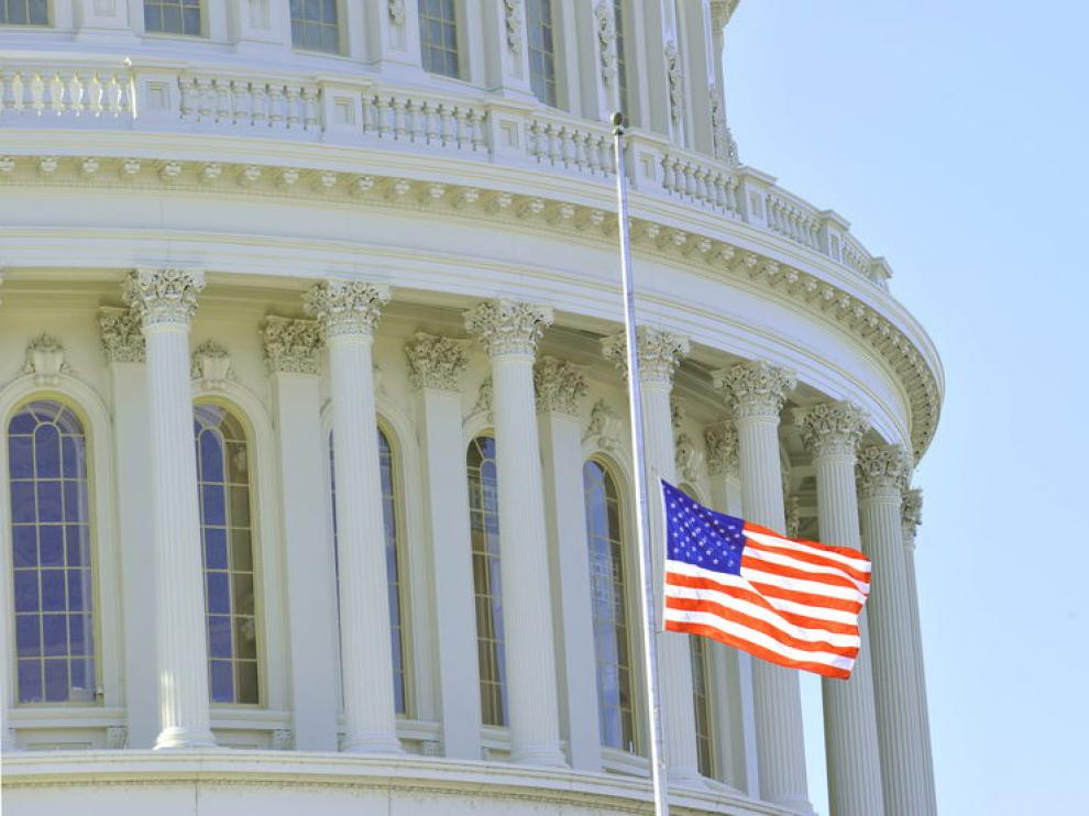 Banderas a media asta en el Capitolio de Washington en señal de luto