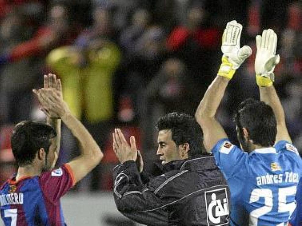 Molinero, Sorribas y Andrés aplauden a los aficionados.