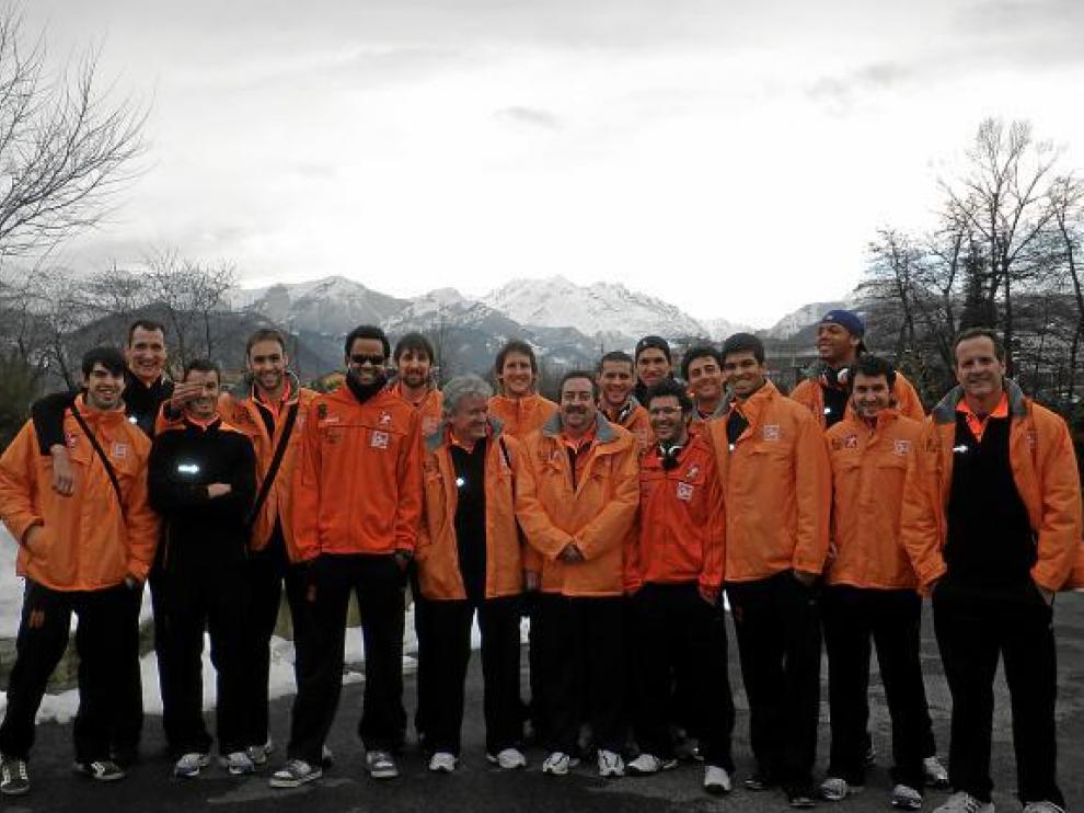 La expedición del CAI ayer en el hotel de concentración en Cuneo, el Navize-te. Detrás, los Alpes.