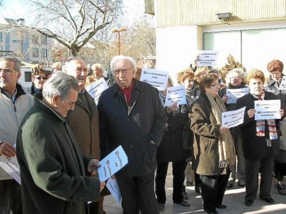 Un grupo de vecinos afectados, durante la concentración de ayer ante el Ayuntamiento de Utebo.