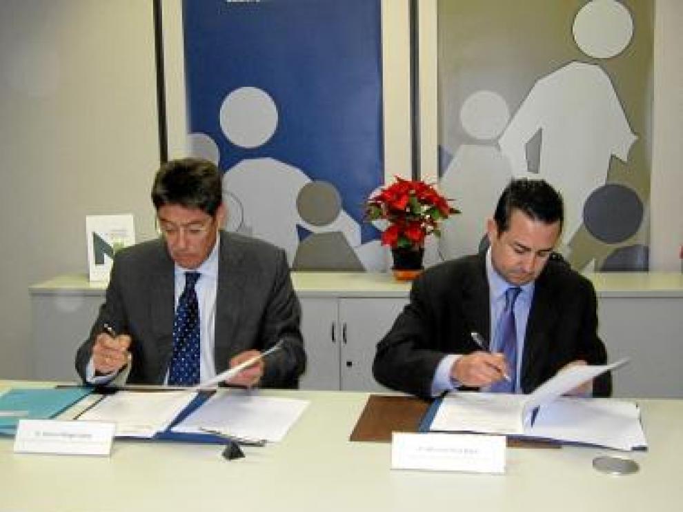 Aliaga y Alfonso Ruiz, presidente de los empresarios, en la firma.