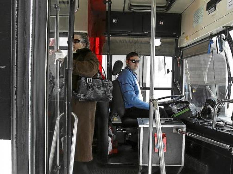 Pasajeros y conductores de uno de los autobuses urbanos que cubren las dos rutas actuales en Huesca.