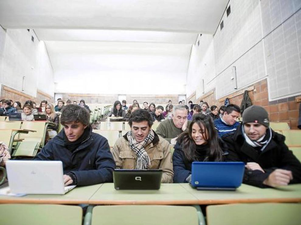 Varios estudiantes con bufanda y gorro, ayer, en una de las aulas afectadas.