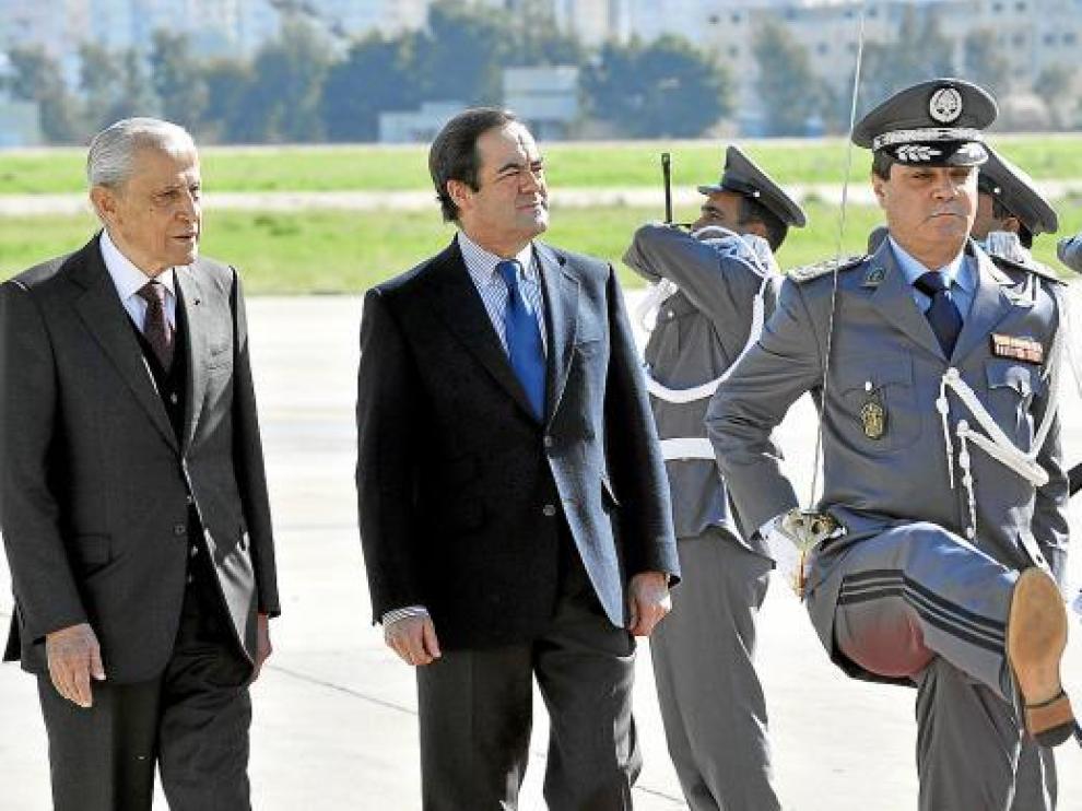 El parlamentario libanés Abdel Latif Zein acompaña a José Bono en el aeropuerto de Beirut.