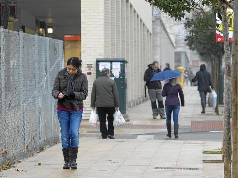 Las calles de Valdespartera cada vez registran un mayor tránsito ciudadano.