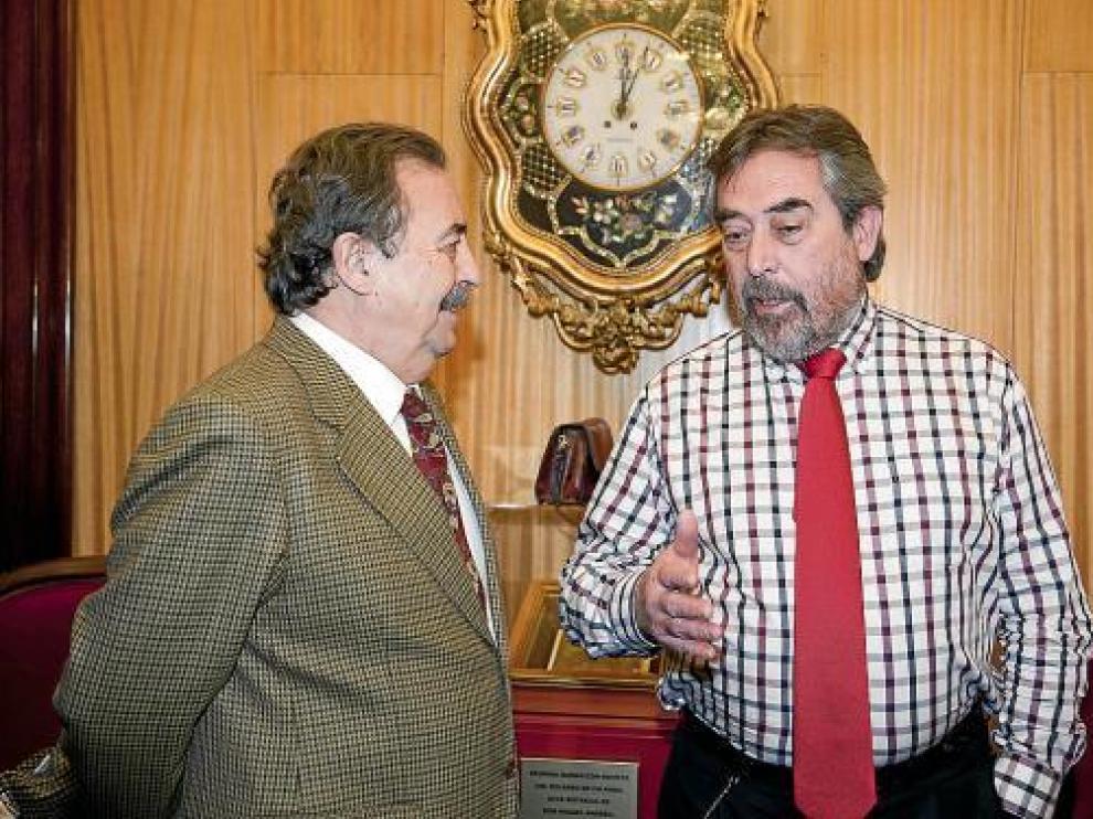 El alcalde Belloch dialoga con el responsable de la Federación, Juan de Dios Román.