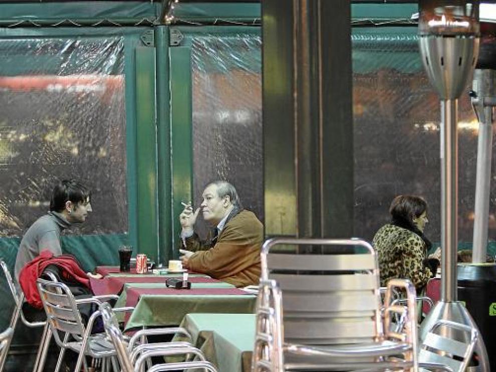 Terraza acondicionada para los fumadores.