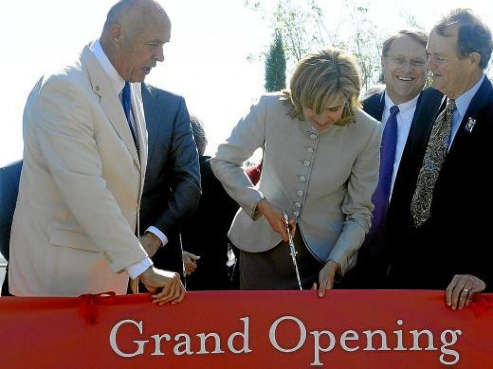 La infanta Cristina corta la cinta inaugural en presencia de Hank Hine (a su izquierda).