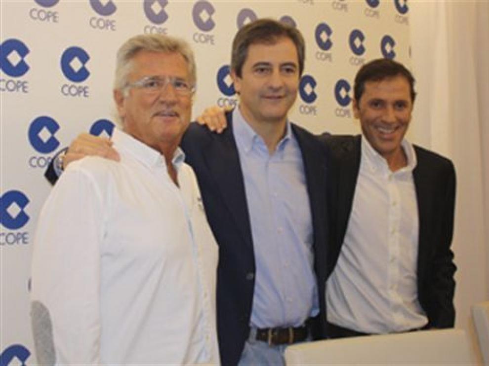 Manolo Lama, entre Paco González y Pepe Domingo Castaño, hoy durante su presentación