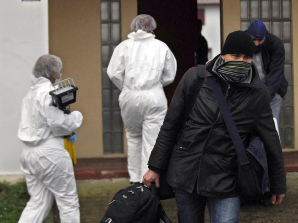 Efectivos policiales entran en el edificio.