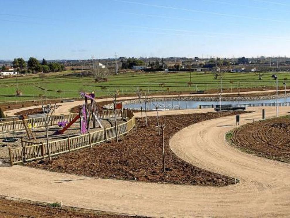 Vista del nuevo parque de Binéfar con un gran lago, que se inaugurará este sábado.
