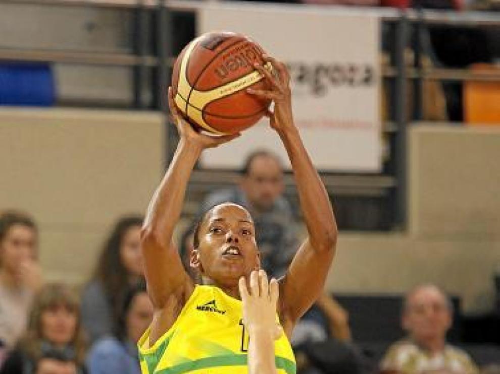 Kiesha Brown se eleva ante una jugadora del Besiktas.