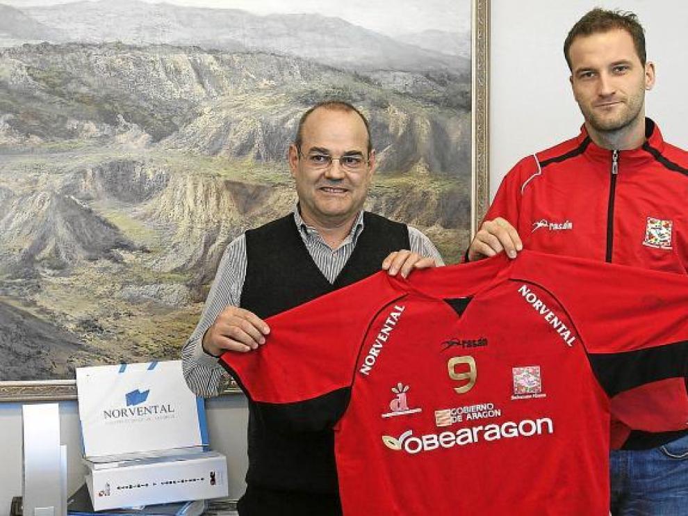 Ilija Sladic, a la derecha, muestra su camiseta en compañía del gerente de Norvental, Jesús Mairal.
