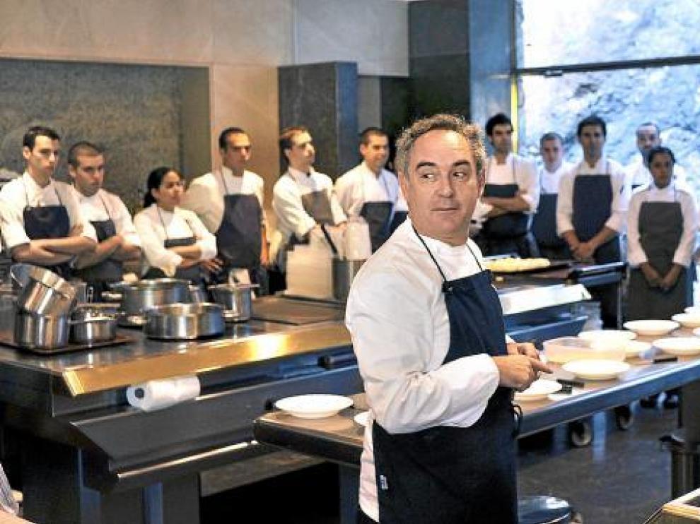 Ferran Adrià, ayer, con todo su equipo, en la cocina del restaurante El Bulli.