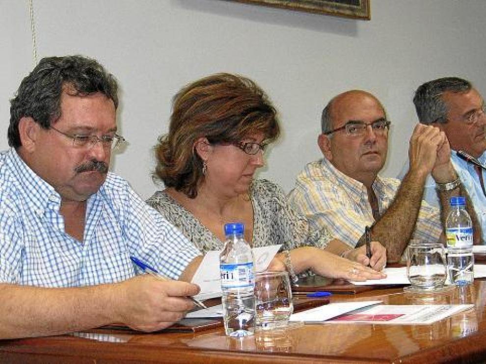 De izquierda a derecha, Naya, Naval y Luna (junto al cuarto edil del PP, Fernando Torres), en un pleno.