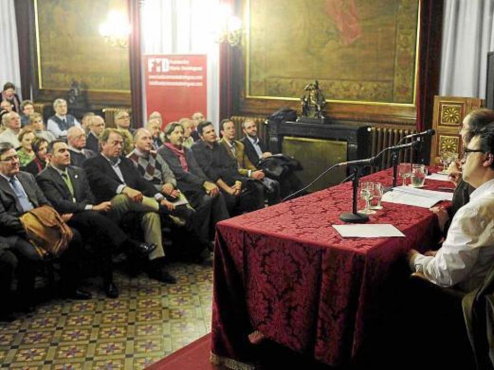 Cercas, Lambán y Fernández (de izda. a dcha.), ayer durante su intervención en el acto sobre el 23-F.