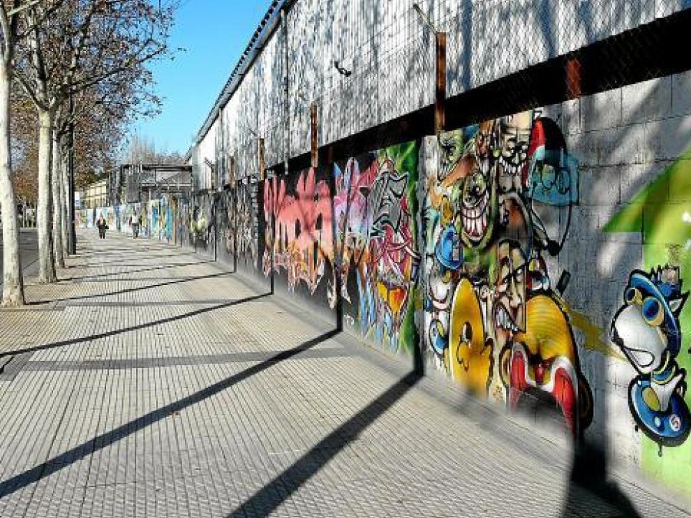 El muro de Hierros Alfonso en Marqués de la Cadena, con lo que queda de la última intervención grafitera.