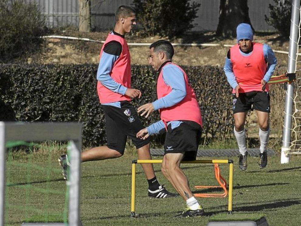 Alberto Marcos -en el centro-, ayer, durante la sesión de entrenamiento llevada a cabo en el campo del IFPE Montearagón.