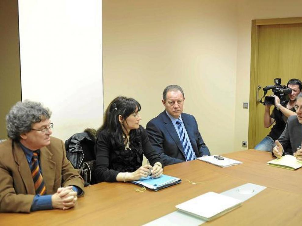 Rogelio Silva (dcha.) y Javier Artajo (centro), director general de Interior, en la reunión con la Famcp.