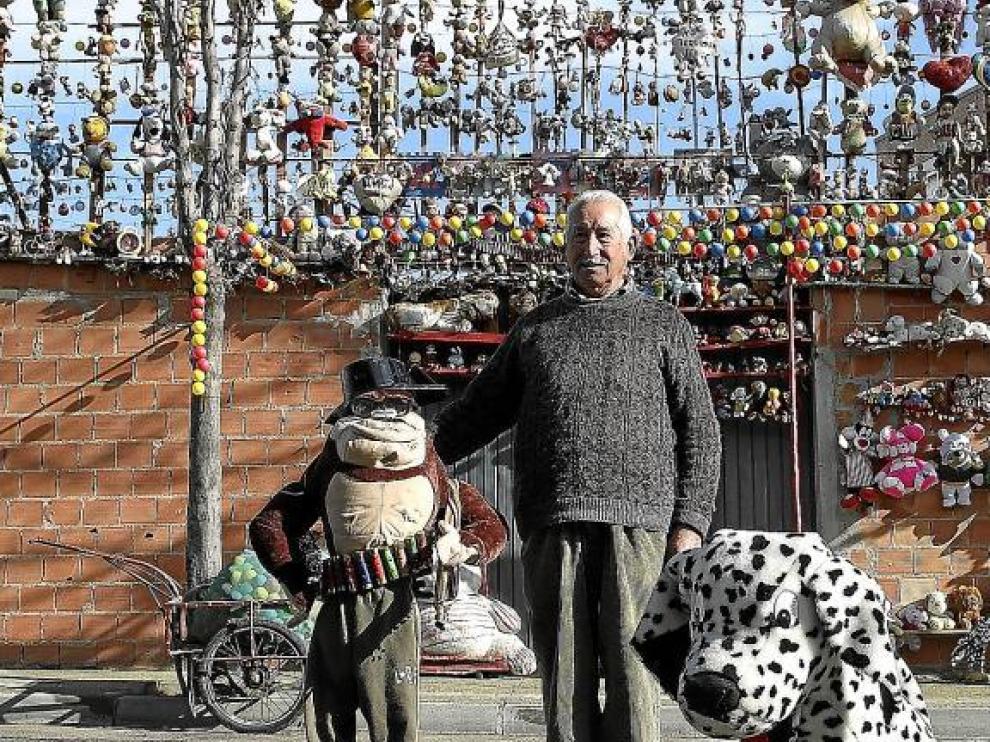 Martín, delante de su propiedad, en la avenida de los Volcanes de Zaragoza, que con paciencia y dedicación va cubriendo de muñecos.