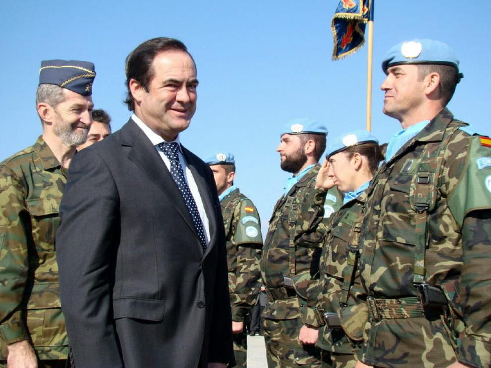 Bono junto a militares españoles.