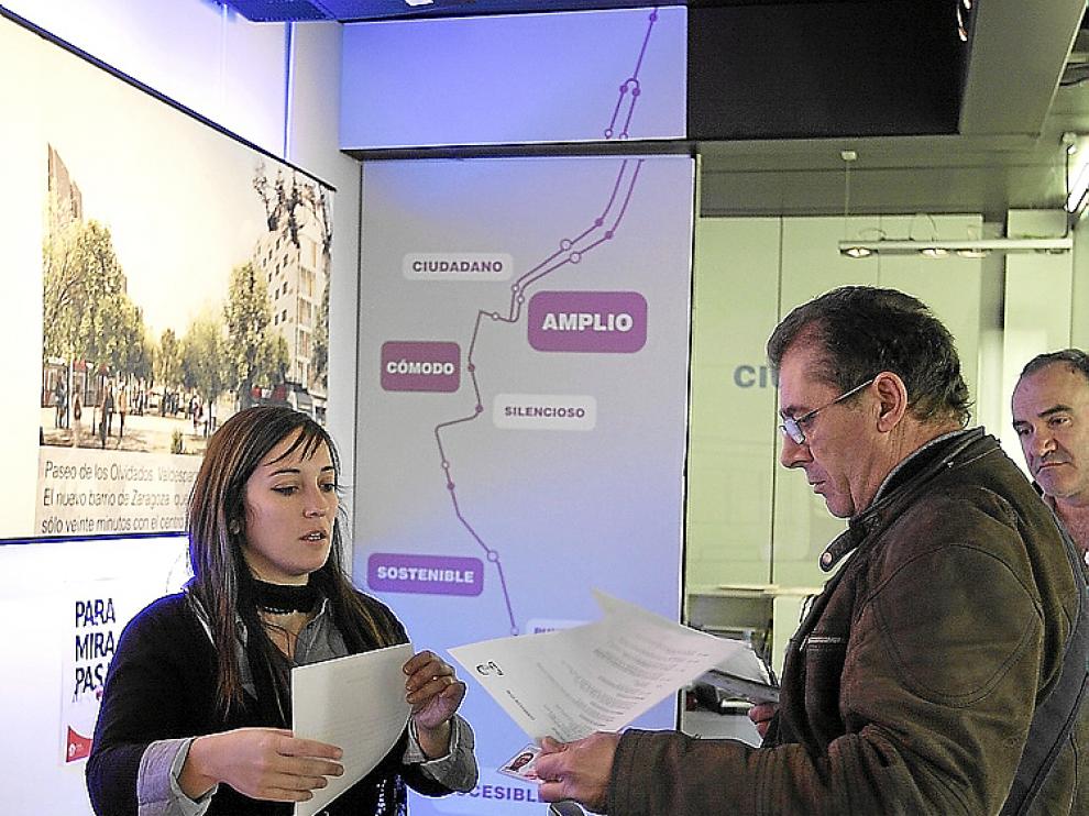Ciudadanos interesados por la oferta de empleo.