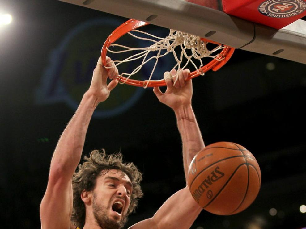 Gasol machaca durante la humillación de Lakers a Cavaliers