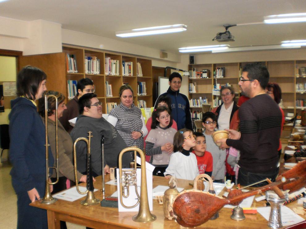 Miembros de la Asociación de Ayuda al Discapacitado de Caspe y Comarca, en la exposición