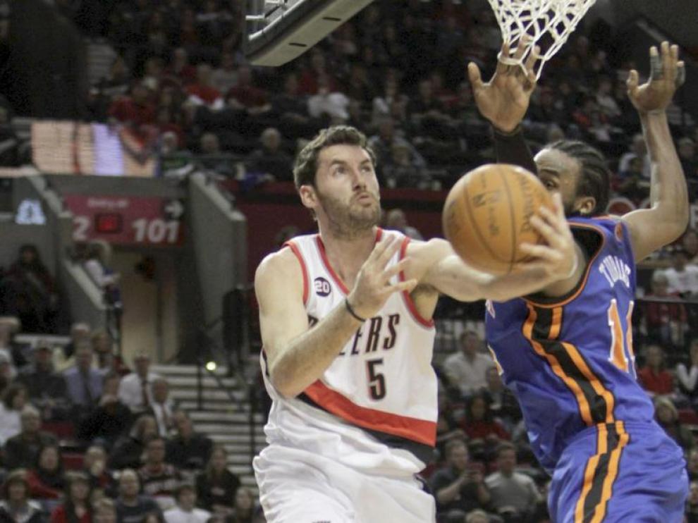 Rudy Fernández, con su anterior equipo, los Portland Trail Blazzers entra a canasta ante la defensa de los Knicks