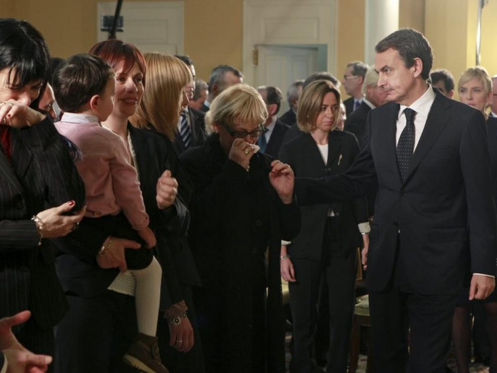 El presidente del Gobierno junto a familiares de algunos de los fallecidos