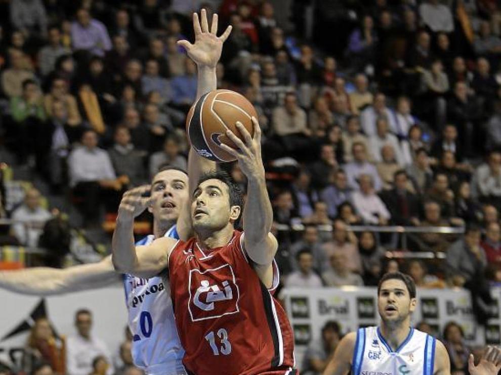 El jugador del CAI Zaragoza Paolo Quinteros se eleva ante Baron.