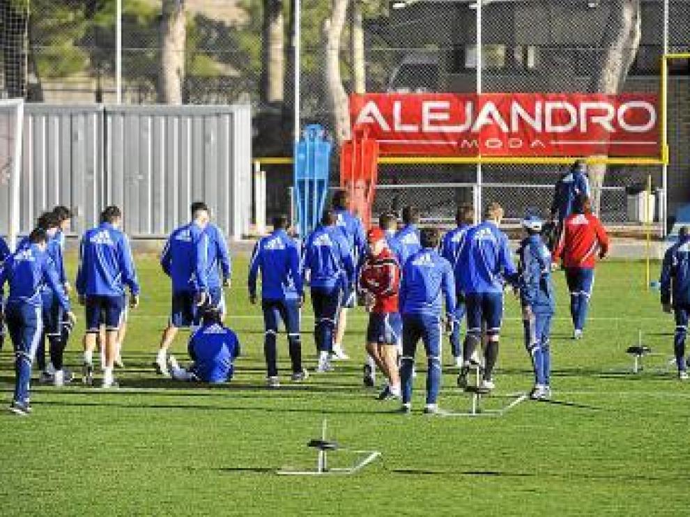 Aguirre y la plantilla durante el entrenamiento matinal de ayer.
