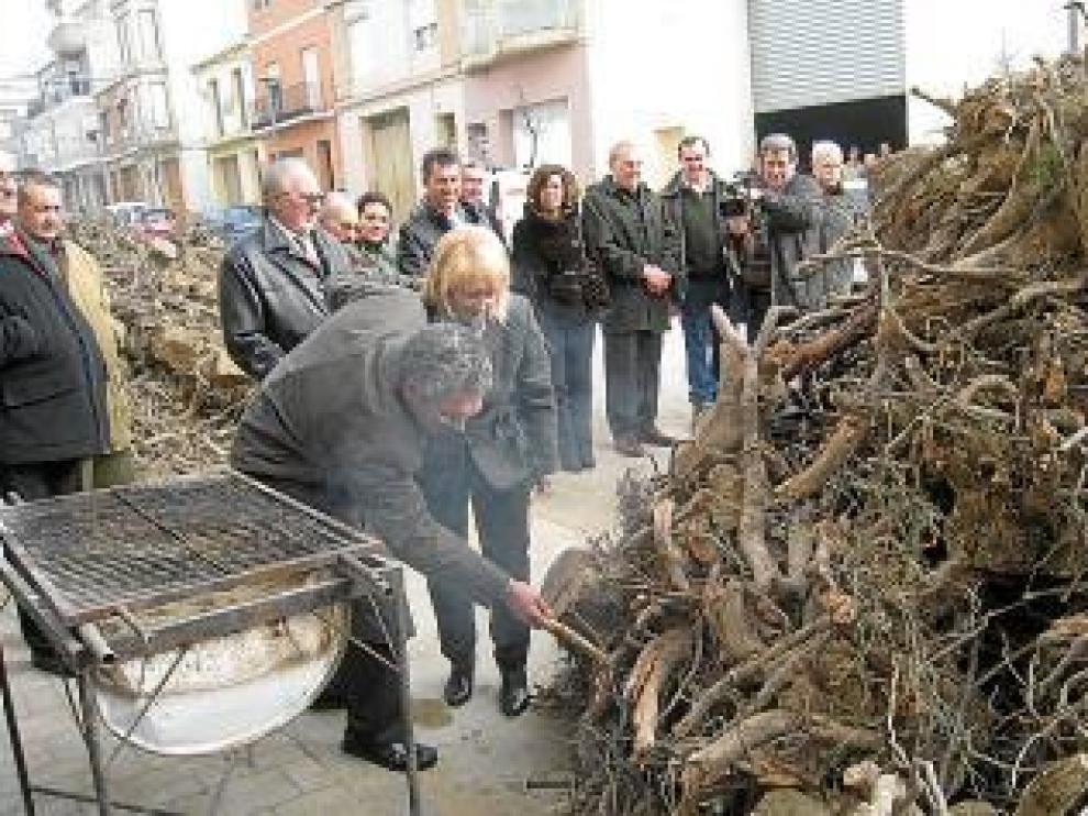 Silva se encargó de encender la hoguera de las fiestas de Zaidín.